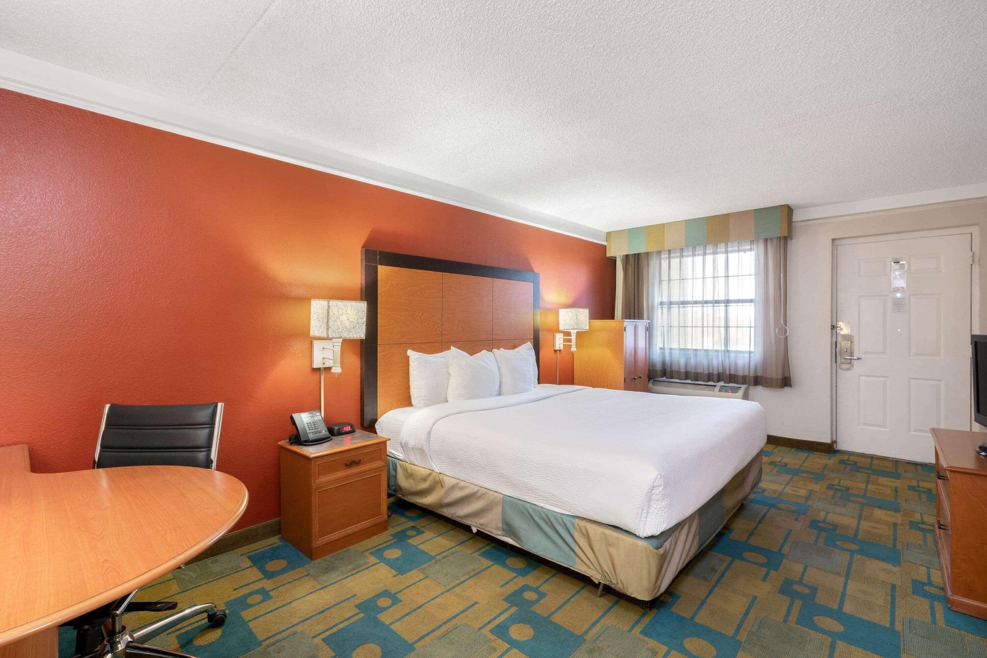 La Quinta Inn By Wyndham Phoenix Sky Harbor Airport Tempe Exterior foto