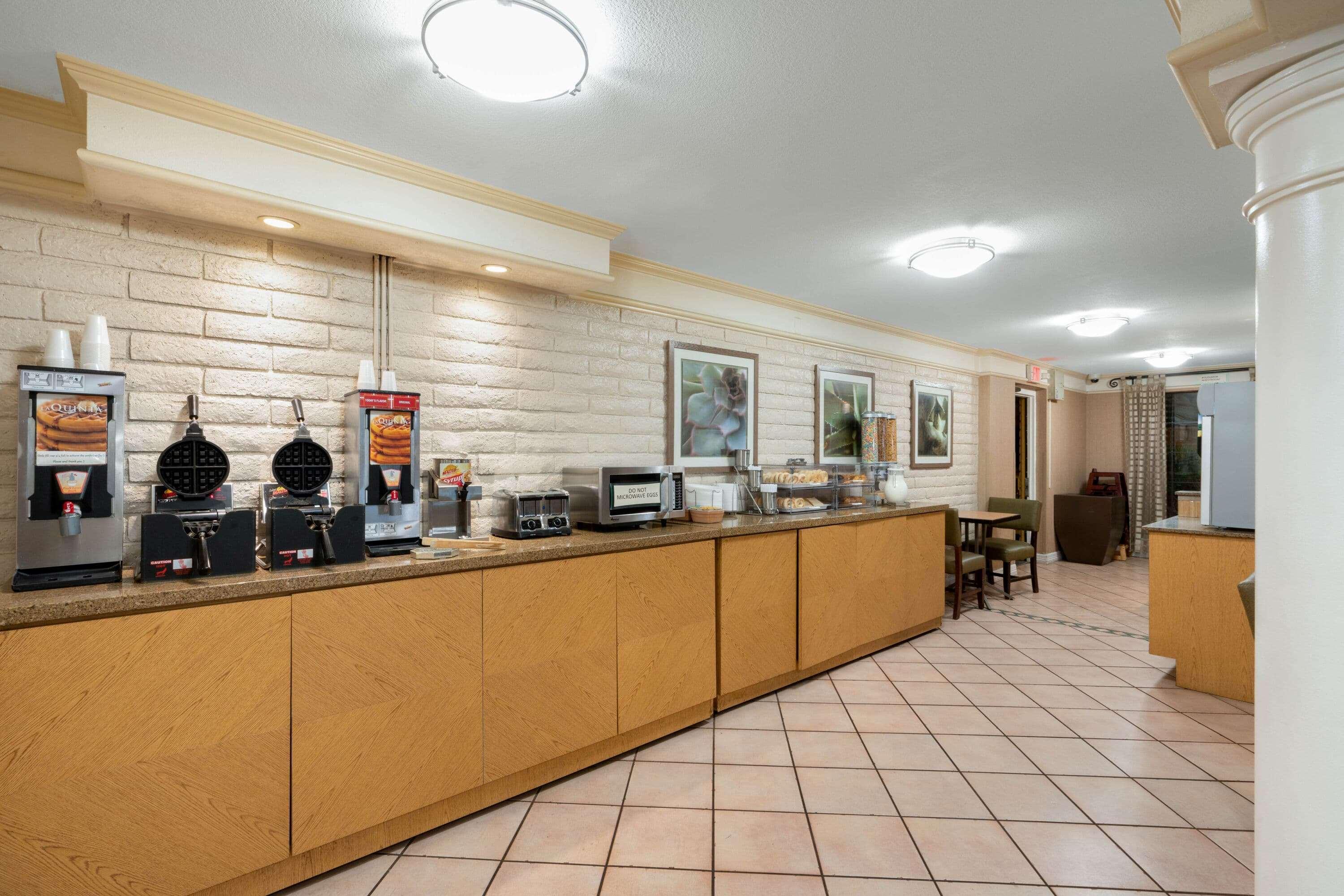 La Quinta Inn By Wyndham Phoenix Sky Harbor Airport Tempe Exterior foto