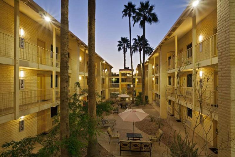 La Quinta Inn By Wyndham Phoenix Sky Harbor Airport Tempe Exterior foto